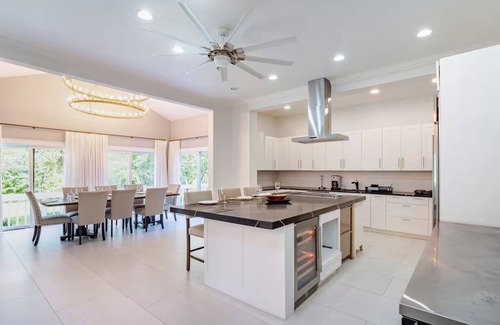 Norwalk Villa | 7 BR Mansion , Celebration Welcomes
