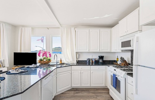 Cayucos Casa | 7 Bungalows | Steps to Pier + Beach | Ocean Views, Outdoor Bar, Firepit, Lounge