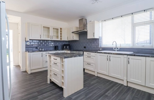 Bridlington Cabaña | 7 KINGSFIELD COTTAGES, pet friendly, with hot tub in Bridlington