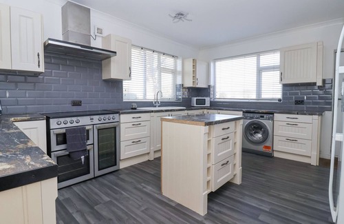 Bridlington Cabaña | 7 KINGSFIELD COTTAGES, pet friendly, with hot tub in Bridlington