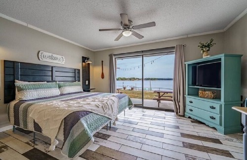 Hot Springs Hotel | #7 Main Channel - King Room (adjoining)