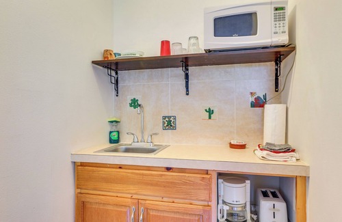 Pinellas Park Apartamento | 7 Mi to Beach: Pinellas Park Studio w/Patio