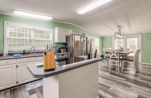 Sneads Ferry Casa | 7 Mi to Beach! Sneads Ferry Family Home with Hot Tub