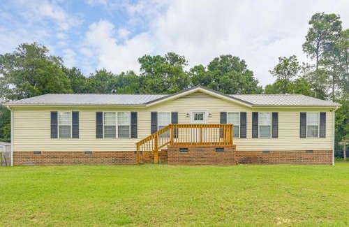 Sneads Ferry Casa | 7 Mi to Beach! Sneads Ferry Family Home with Hot Tub