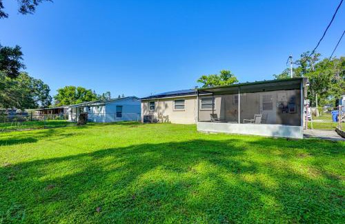 Tampa Casa | 7 Mi to Busch Gardens Tampa Gem with Yard!