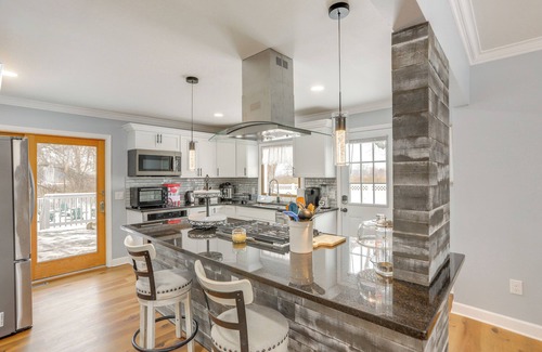 Sandusky Casa | 7 Mi to Cedar Point: Retreat w/ Hot Tub & Gazebo