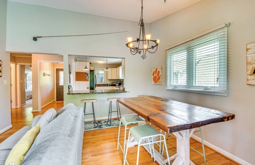 Seneca Condominio | 7 Mi to Clemson Stadiums: Lake Keowee Getaway!