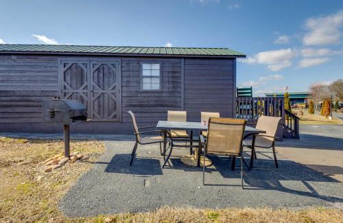 Sevierville Casa | 7 Mi to Dollywood Cozy Cabin with Patio and Grill!