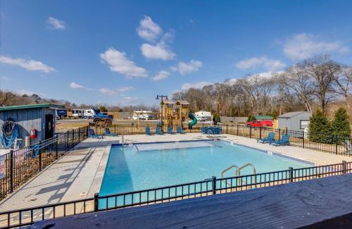 Sevierville Casa | 7 Mi to Dollywood Cozy Cabin with Patio and Grill!