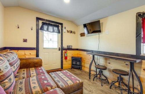 Sevierville Casa | 7 Mi to Dollywood Cozy Cabin with Patio and Grill!