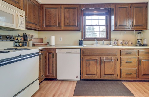 Bedford Apartamento | 7 Mi to Downtown Toledo & Riverfront: Cozy Apt!