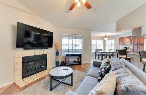 Chandler Condominio | 7 Mi to Dtwn Chandler: Pet-Friendly Condo w/ Pool