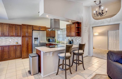 Chandler Condominio | 7 Mi to Dtwn Chandler: Pet-Friendly Condo w/ Pool