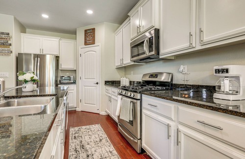 Roseville Casa | 7 Mi to Dtwn: Home w/ Fenced Yard in Roseville!