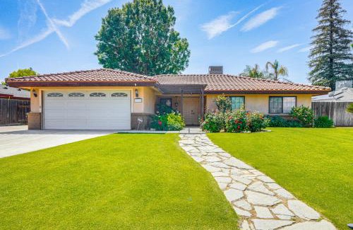 Greenacres Casa | 7 Mi to Dtwn Poolside Paradise in Bakersfield!