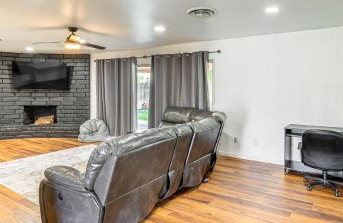 Greenacres Casa | 7 Mi to Dtwn Poolside Paradise in Bakersfield!