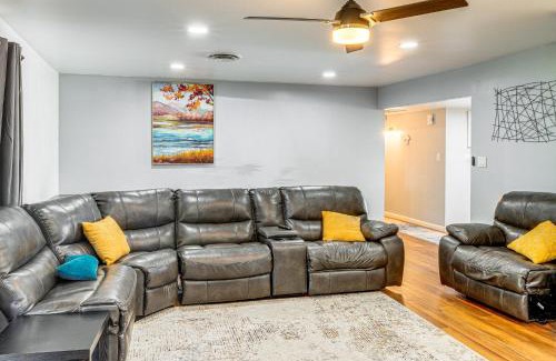 Greenacres Casa | 7 Mi to Dtwn Poolside Paradise in Bakersfield!