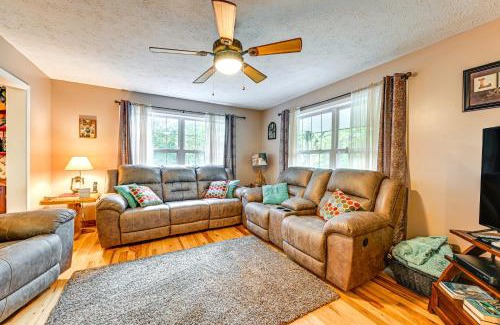 Franklin Casa | 7 Mi to Franklin Peaceful Home with Deck and Yard!