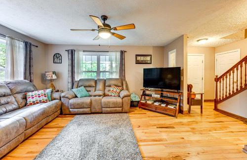 Franklin Casa | 7 Mi to Franklin Peaceful Home with Deck and Yard!