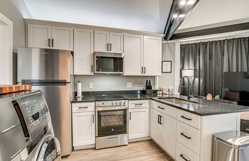 Surfside Beach Condominio | 7 Mi to Ocean: Myrtle Beach Condo w/ Deck