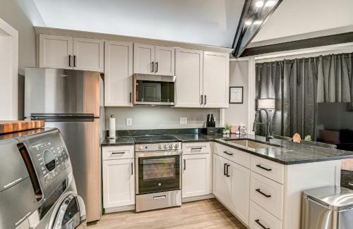 Surfside Beach Apartamento | 7 Mi to Ocean Myrtle Beach Condo with Deck