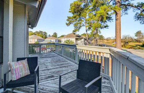 Surfside Beach Apartamento | 7 Mi to Ocean Myrtle Beach Condo with Deck