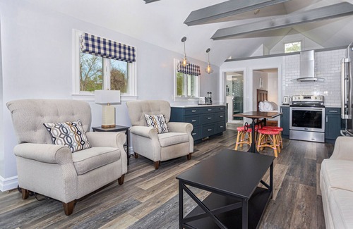West Dennis Casa | 7 Min-Drive to Beach: Cozy Cottage & Yard