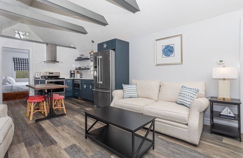 West Dennis Casa | 7 Min-Drive to Beach: Cozy Cottage & Yard