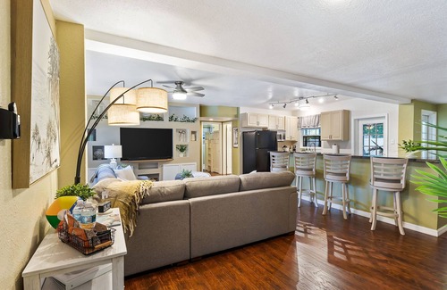 South Pinellas Community Council Casa | Seminole Shores~Private Pool, BBQ, Outdoor Games