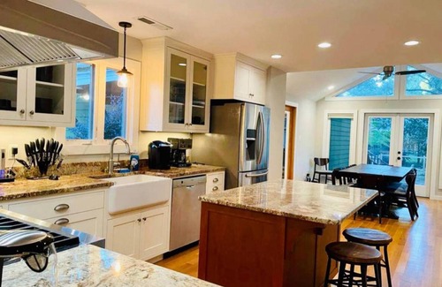 Carrboro Casa | 7 Min to UNC Hospital - Walk to Downtown Carrboro / 20 min to Duke Hospital