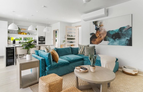 Porters Casa | 7 Minute walk to BEACH /Brand New Luxury Villa / Sleeps 10