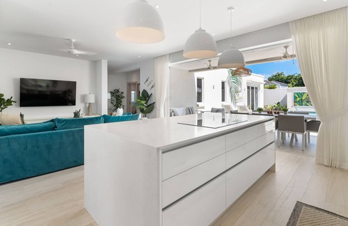 Porters Casa | 7 Minute walk to BEACH /Brand New Luxury Villa / Sleeps 10