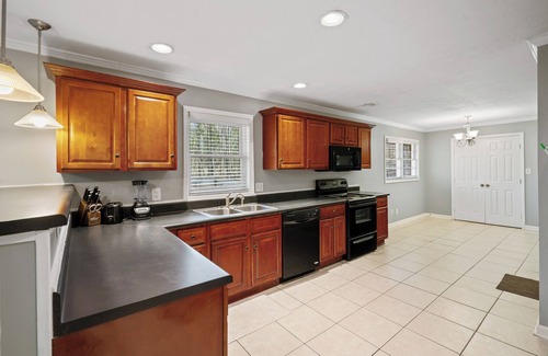 Austell Casa | 7 minutes from Six Flags! Peaceful, Family-sized home in Austell.