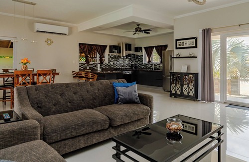 Paradera Casa | 7 minutes to Beautiful beaches, Newly Renovated Luxury Home