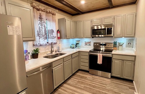 Lake Ariel Cabina | 7 minutes to the Lake/Beach! Spacious 4BR Cabin with game room, fire pit & deck