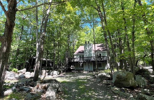 Lake Ariel Cabina | 7 minutes to the Lake/Beach! Spacious 4BR Cabin with game room, fire pit & deck