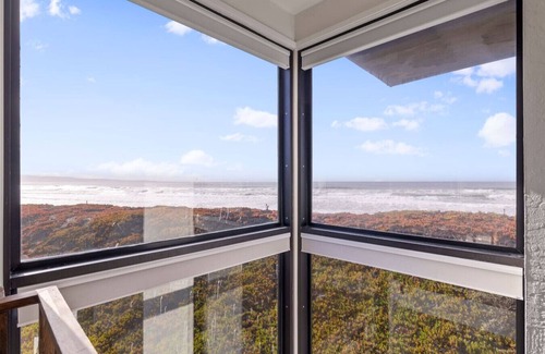 Watsonville Casa | 7 Pelican Large Condo w/ Sweeping Monterey Bay Ocean Views & Beach Access!
