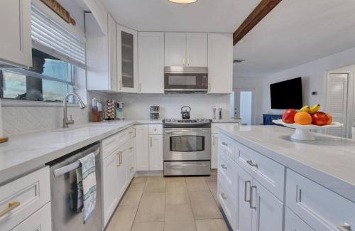 Hollywood Casa | 7-Person Luxury Spa, Fenced Paradise, Beach Vibes