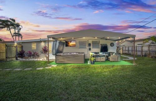 Hollywood Casa | 7-Person Luxury Spa, Fenced Paradise, Beach Vibes