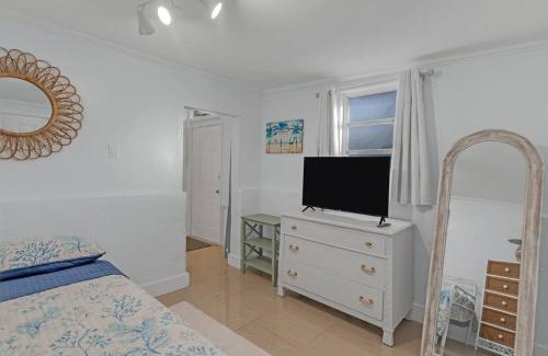 Hollywood Casa | 7-Person Luxury Spa, Fenced Paradise, Beach Vibes