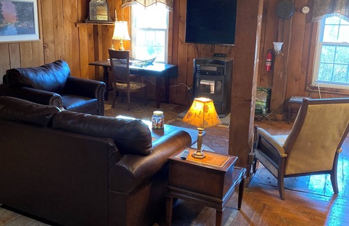 Shandaken Cabina | 7 Rooms in Historic Lodge with Bistro and Cocktails. Over 21 Property.