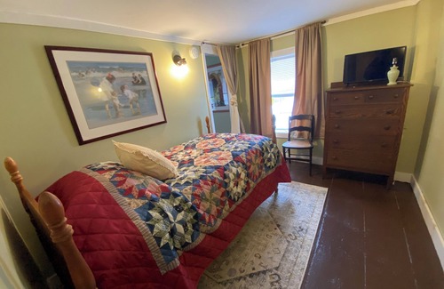 Shandaken Cabina | 7 Rooms in Historic Lodge with Bistro and Cocktails. Over 21 Property.