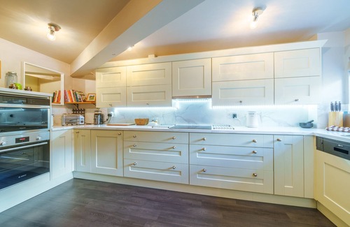 Kendal Casa | 7 The Old Woodyard - Dog-friendly Cottage with parking