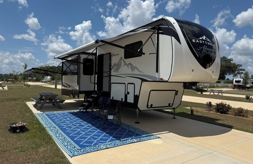 Fellowship Alquiler De RV | 70' RV Pad at Champion's Run Luxury RV Resort with full hookups