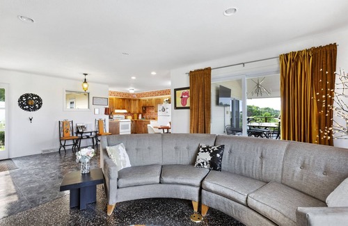 Traverse City Cabina | 70's Lodge TC | Lg Group Private Retreat Home