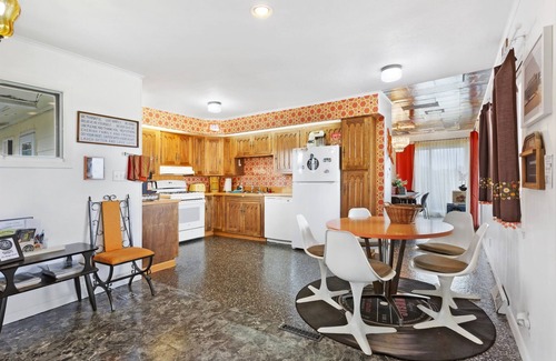 Traverse City Cabina | 70's Lodge TC | Lg Group Private Retreat Home