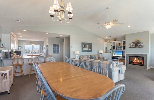 South Nags Head Casa | 7083 Ocean Haven *Oceanfront *Hot Tub