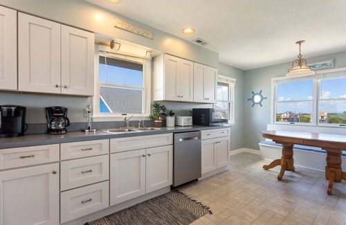 South Nags Head Casa | 7083 Ocean Haven *Oceanfront *Hot Tub
