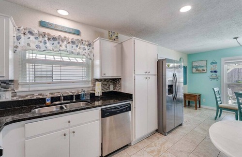 Holiday Beach Casa | 7131 Sunset Ave - Cottage by The Sea with pool
