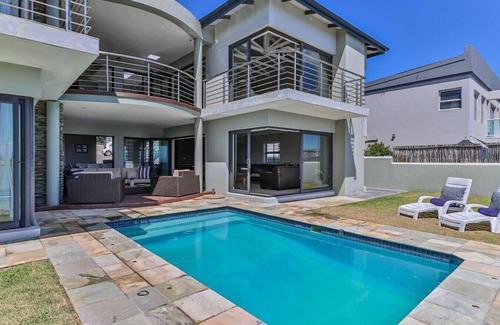 De Kelders Apartamento | 72 on Vyfer | Family friendly | Whale watching | Pool